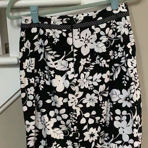 Black and white flower print skirt - Picture 4 of 6